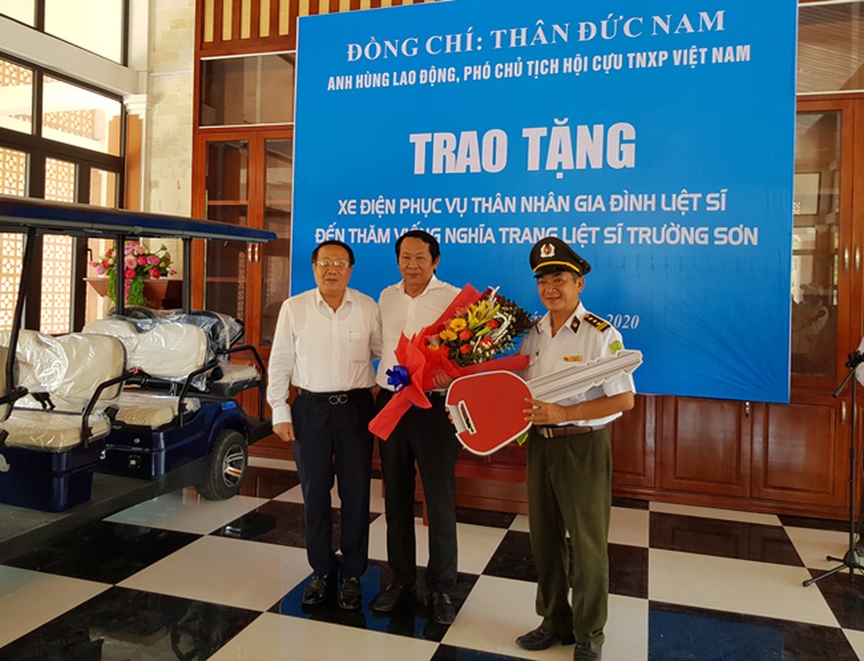 Tri ân gia đình thân nhân 10 nữ liệt sĩ Ngã ba Đồng Lộc - 3 Tri ân gia đình thân nhân 10 nữ liệt sĩ Ngã ba Đồng Lộc - 3