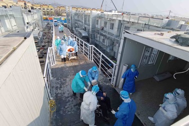 Bệnh viện dã chiến Vũ Hán đón bệnh nhân đầu tiên sau 10 ngày xây dựng