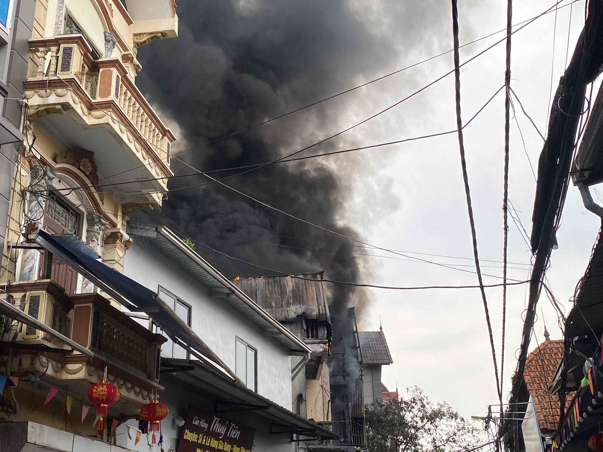 Hai ngôi nhà ở Hà Nội cháy ngùn ngụt, khói bốc cao hàng chục mét - 2