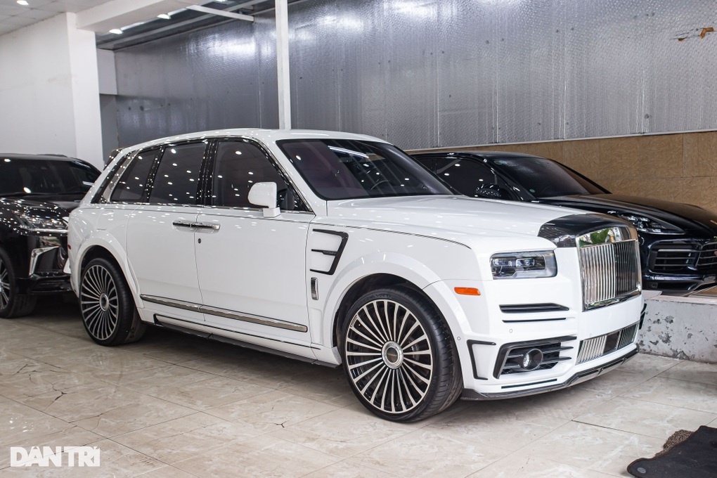 Rolls-Royce Cullinan độ Mansory đầu tiên về Việt Nam, đăng kiểm mất cả năm - 1 Rolls-Royce Cullinan độ Mansory đầu tiên về Việt Nam, đăng kiểm mất cả năm - 1