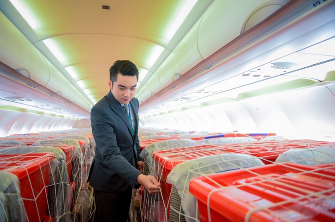 Chuyến bay đặc biệt của Bamboo Airways chở hàng cứu trợ hạ cánh miền Trung - Ảnh 4.