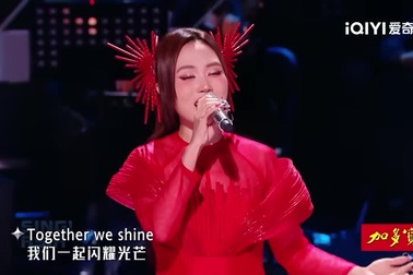 Phương Mỹ Chi trình diễn ca khúc “Chopsticks”