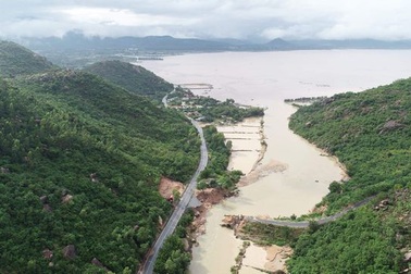 Lũ đánh gãy cầu tạm, 300 hộ dân bán đảo bị chia cắt với đất liền