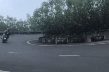 Nổi bật tuần qua: "Phượt thủ" suýt rơi xuống vực vì giành đường khi đổ đèo