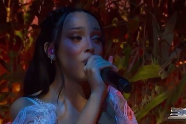Doja Cat biểu diễn cuốn hút