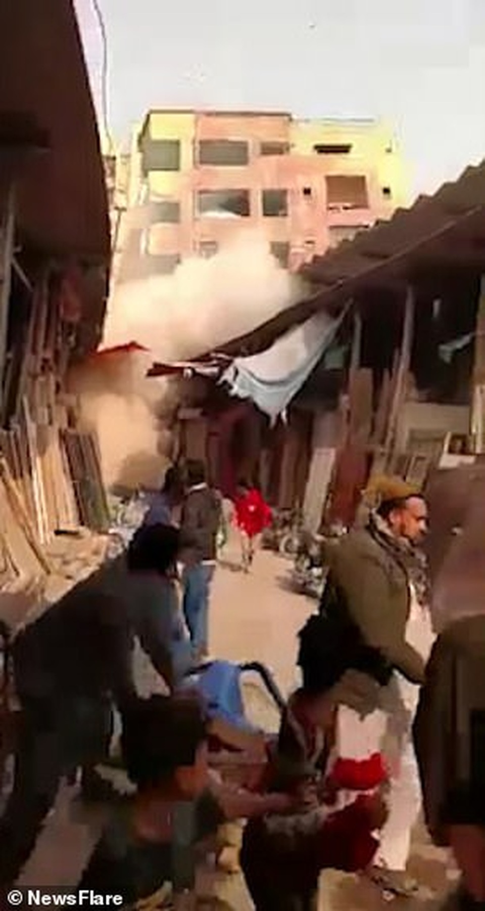 Sập tòa nhà cao tầng ở Pakistan, người dân hốt hoảng tháo chạy - 1 Sập tòa nhà cao tầng ở Pakistan, người dân hốt hoảng tháo chạy - 1