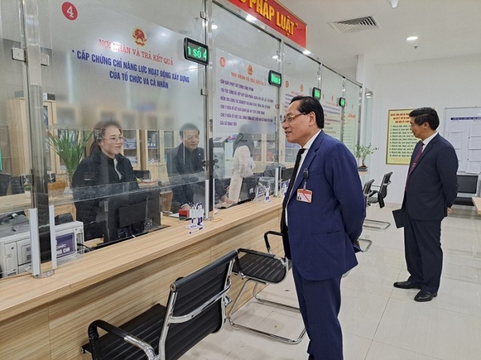 Đoàn kiểm tra công vụ TP Hà Nội do Phó Giám đốc Sở Nội vụ Đinh Mạnh Hùng chủ trì kiểm tra đột xuất, ghi nhận trong ngày làm việc đầu năm sau nghỉ Tết Quý Mão 2023 tại bộ phận Một cửa Sở Xây dựng Hà Nội. Ảnh: Kinh tế đô thị.