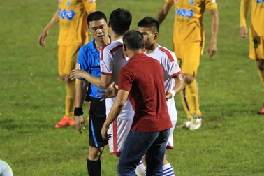 Treo còi trọng tài tưởng tượng quả phạt đền trận Thanh Hóa-SL Nghệ An