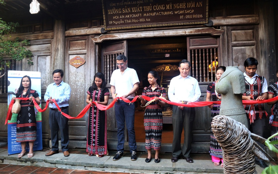 Khai trương trung tâm giới thiệu sản phẩm của người Cơtu phục vụ du lịch - 2 Khai trương trung tâm giới thiệu sản phẩm của người Cơtu phục vụ du lịch - 2