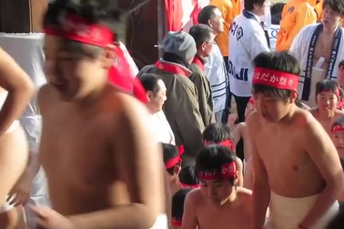Không khí náo nhiệt bên trong lễ hội khỏa thân lớn nhất Nhật Bản