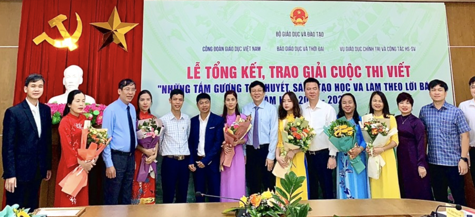 Trao giải cuộc thi viết về tấm gương, sáng tạo học và làm theo lời Bác - 1 Trao giải cuộc thi viết về tấm gương, sáng tạo học và làm theo lời Bác - 1