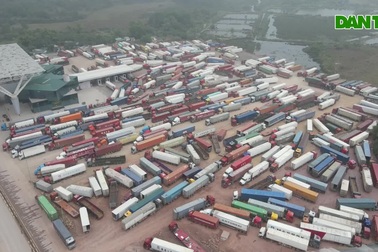 Hơn 1.400 container hàng hóa ùn tắc kỷ lục ở cửa khẩu Móng Cái dịp cận Tết
