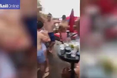 Cô dâu bị hoãn đám cưới vì lộ clip hôn trai lạ