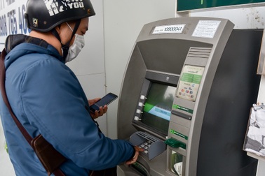 Hà Nội: Cây ATM "thiếu" nước rửa tay, người dân lo ngại lây lan dịch