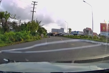 Ô tô, xe máy lao vào nhau trên vạch xương cá ở ngã ba