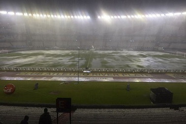 Hoãn trận đấu giữa Argentina và Brazil vì mưa lớn
