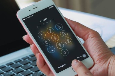 Thiếu nữ đâm bạn trai vì bị từ chối đưa mật khẩu mở khóa điện thoại