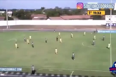 Hậu vệ chuyền bóng lỗi vô tình trở thành siêu phẩm