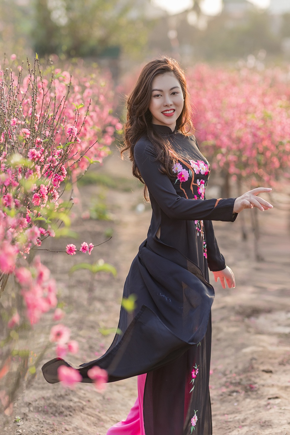 Nữ nhân viên hàng không khoe dáng nuột nà giữa vườn đào ngày Xuân - 9 Nữ nhân viên hàng không khoe dáng nuột nà giữa vườn đào ngày Xuân - 9