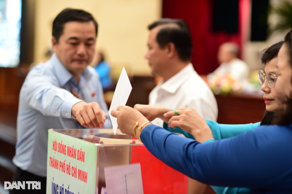 HĐND TPHCM mặc niệm, quyên góp ủng hộ đồng bào chịu ảnh hưởng bão Yagi - 3 HĐND TPHCM mặc niệm, quyên góp ủng hộ đồng bào chịu ảnh hưởng bão Yagi - 3