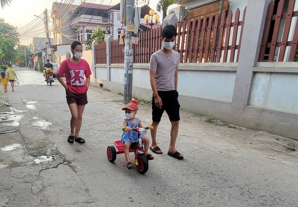 Covid-19 bùng phát, công nhân phải nghỉ làm để trông con nhỏ - 2 Covid-19 bùng phát, công nhân phải nghỉ làm để trông con nhỏ - 2