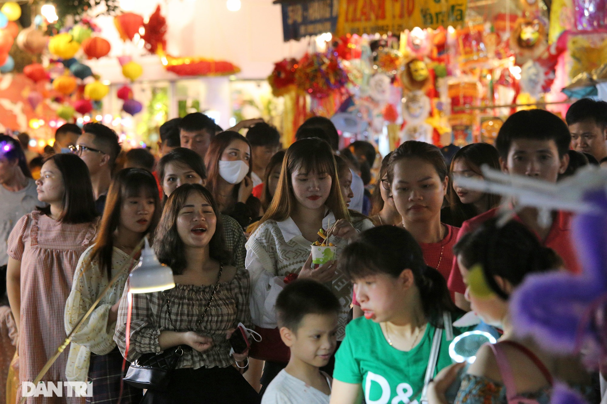 Đông nghịt người dân đổ về chợ trung thu phố cổ Hà Nội - 1 Đông nghịt người dân đổ về chợ trung thu phố cổ Hà Nội - 1