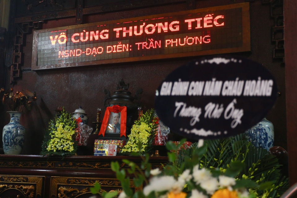 Người thân, đồng nghiệp nghẹn ngào tiễn biệt NSND Trần Phương - 1 Người thân, đồng nghiệp nghẹn ngào tiễn biệt NSND Trần Phương - 1