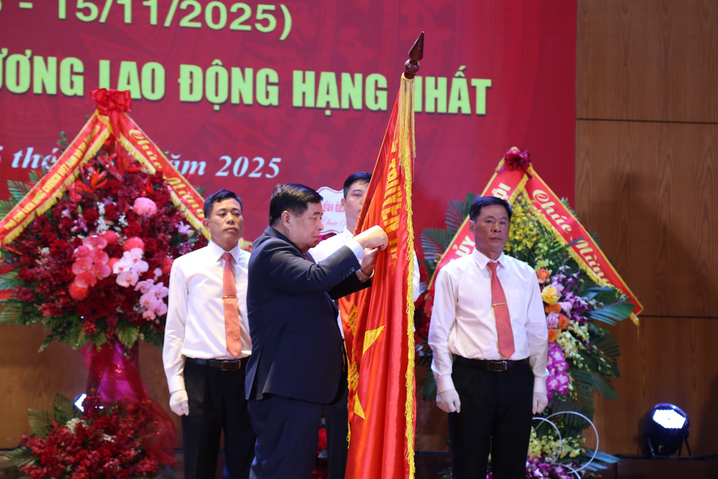 Sinh viên Lào làm thơ tặng giáo viên Việt nhân ngày 20/11 - 1