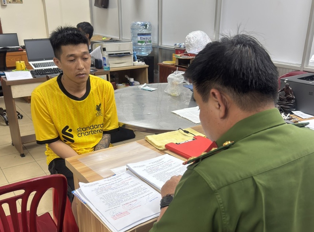 Tạm giam kẻ trộm nhiều điện thoại của bệnh nhân ở TPHCM - 1 Tạm giam kẻ trộm nhiều điện thoại của bệnh nhân ở TPHCM - 1