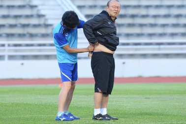 HLV Park Hang Seo đi khám sức khỏe do bị đau lưng