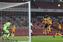 Tranh cãi nảy lửa ngôi sao Arsenal phải thi đấu sau pha va chạm kinh hoàng