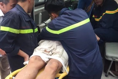 Hà Nội: Điều xe thang giải cứu người đàn ông ngã xuống tầng 2 nhà chung cư