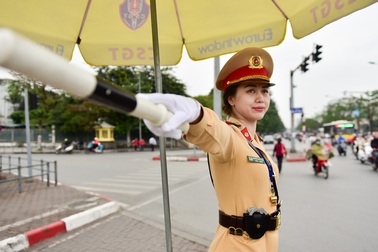 Một ngày làm việc của "bông hồng" Cảnh sát giao thông Hà Nội