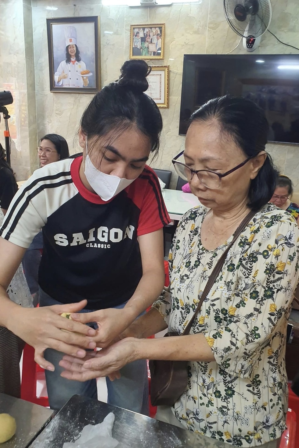 Cô giáo U80 dạy làm bánh miễn phí, lan tỏa tinh thần giảm nghèo bền vững - 4