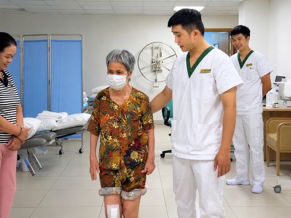 Tưởng mất khả năng đi lại, cụ bà phục hồi sau thay khớp gối bằng robot CORI - 2
