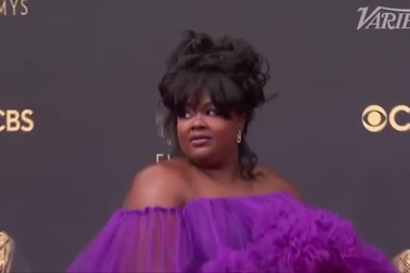 Nicole Byer xinh đẹp với váy tím