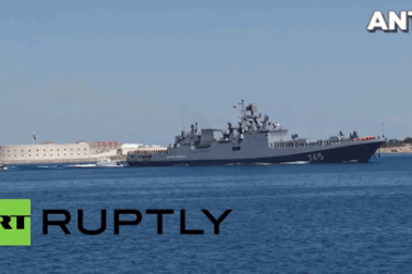 Nga buộc phải bán chiến hạm quốc bảo vì không chế tạo được động cơ thay thế