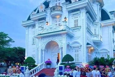 Xôn xao bữa tiệc tại biệt thự của cụ bà 80 tuổi