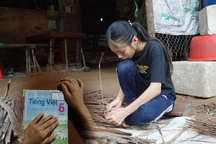 Cô bé mồ côi cha, bị mẹ bỏ rơi, ước mơ có bộ sách cũ để đến lớp