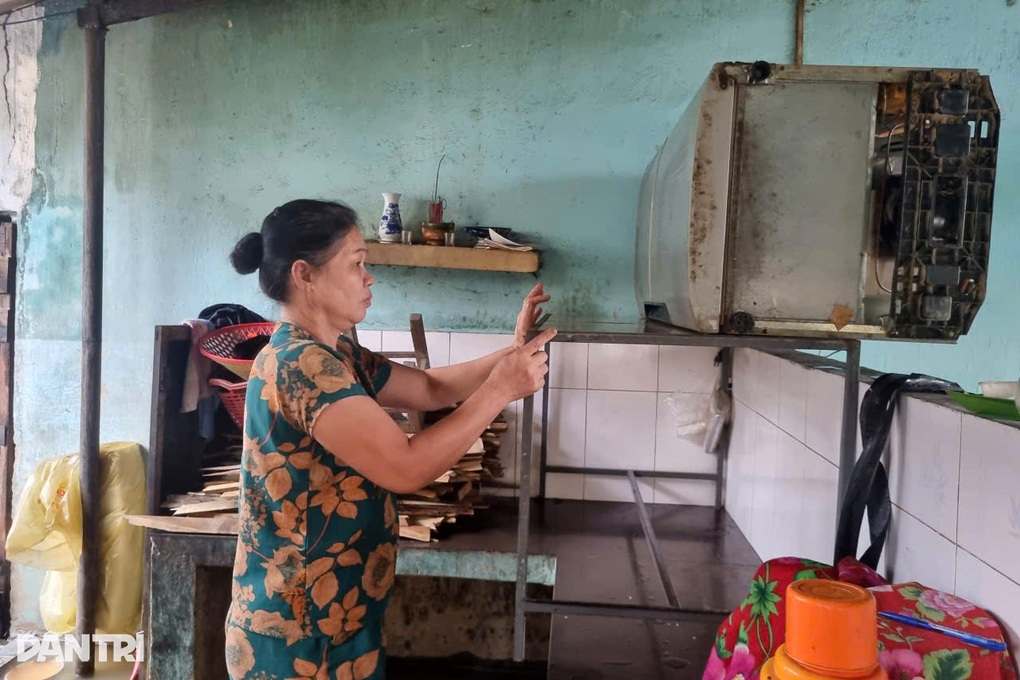 Người dân Lệ Thủy đưa hàng trăm xe máy lên cầu tránh lũ - 2