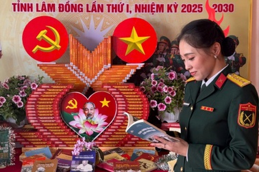 Nữ quân nhân học tập và làm theo Bác
