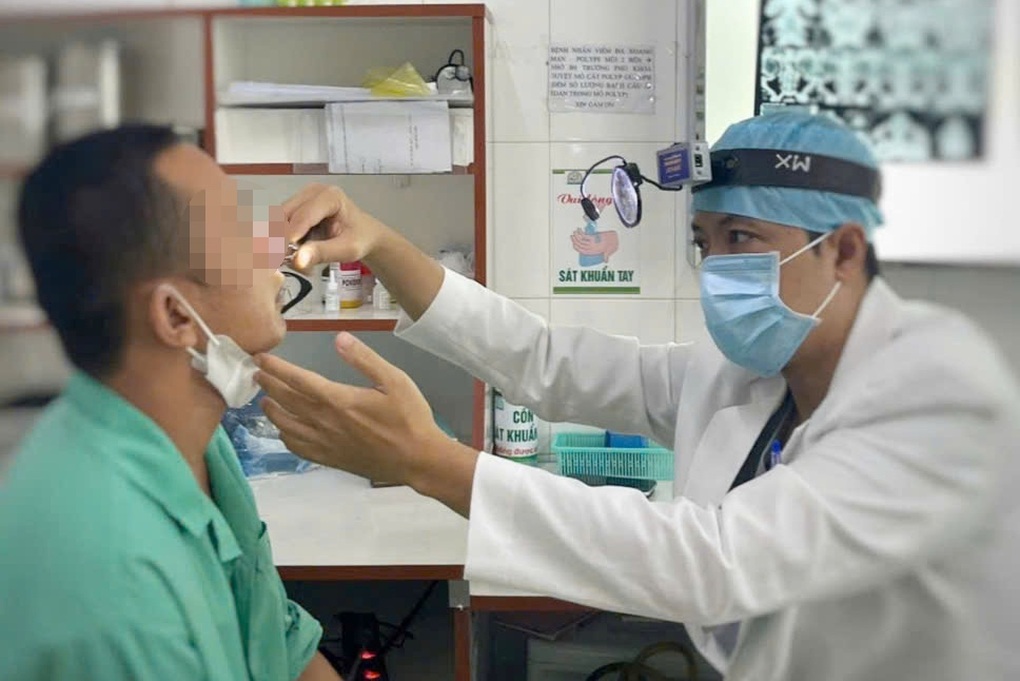 Hy hữu người đàn ông bị 2 chiếc đũa cắm sâu vào mũi cả năm mà không biết - 1 Hy hữu người đàn ông bị 2 chiếc đũa cắm sâu vào mũi cả năm mà không biết - 1