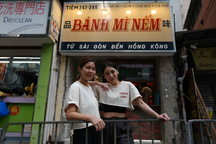 Hai cô gái nhập pate, ruốc từ Việt Nam sang Hong Kong mở quán bánh mì