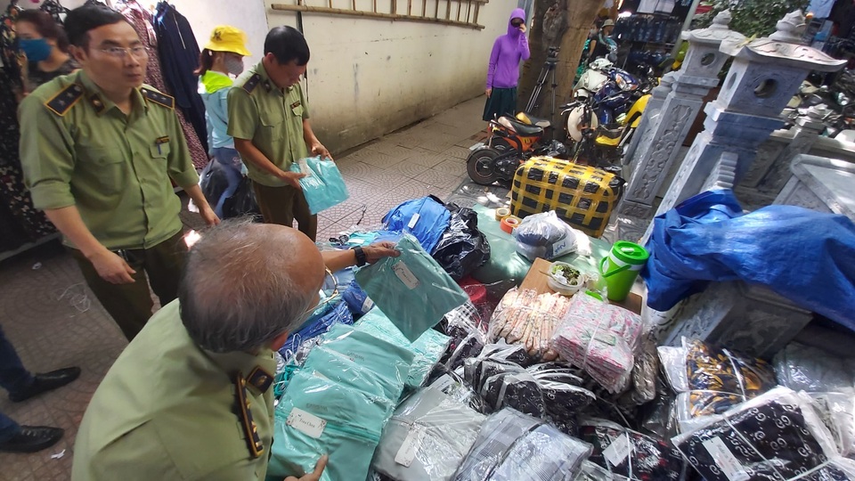 Phát hiện ổ kinh doanh áo chống nắng giả ở chợ Ninh Hiệp - 1 Phát hiện ổ kinh doanh áo chống nắng giả ở chợ Ninh Hiệp - 1