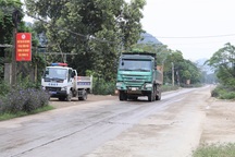 Dân chặn đường “cầu cứu” chính quyền vì xe tải hoành hành ngày đêm