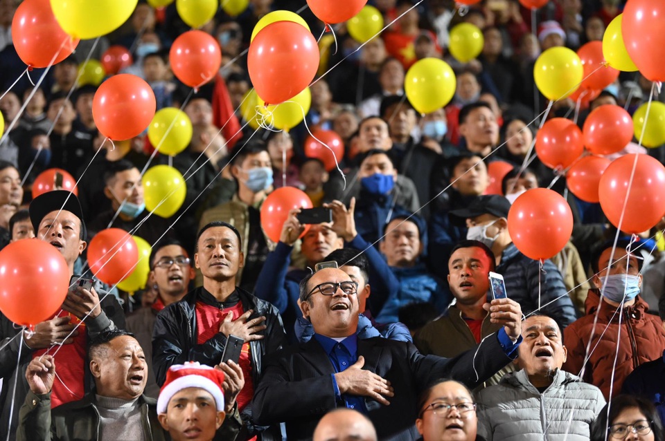 Cổ động viên phủ đỏ khán đài trong trận đấu của tuyển Việt Nam - 3