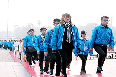 Đại biểu sinh viên toàn quốc làm lễ báo công tại Lăng Bác