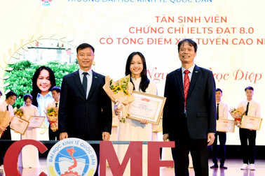 17 thủ khoa đầu vào của Đại học Kinh tế Quốc dân được vinh danh