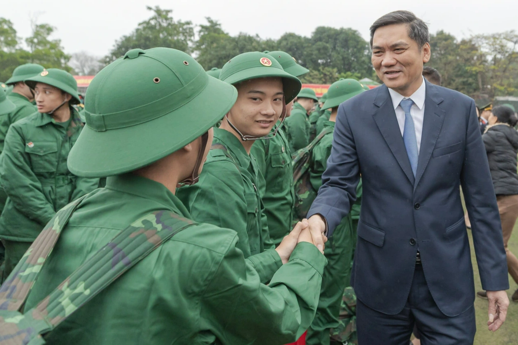 Tân binh lau nước mắt cho mẹ: Con đi bộ đội mẹ phải vui, sao lại khóc - 2 Tân binh lau nước mắt cho mẹ: Con đi bộ đội mẹ phải vui, sao lại khóc - 2