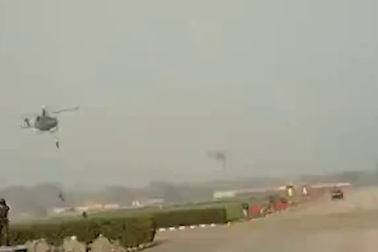 3 binh sĩ Ấn Độ rơi khỏi trực thăng vì đứt thang dây